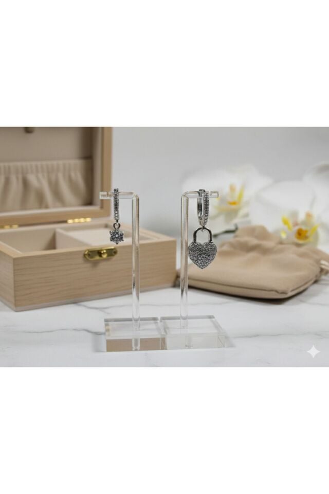 Kalp Figürlü Gümüş Renk Küpe